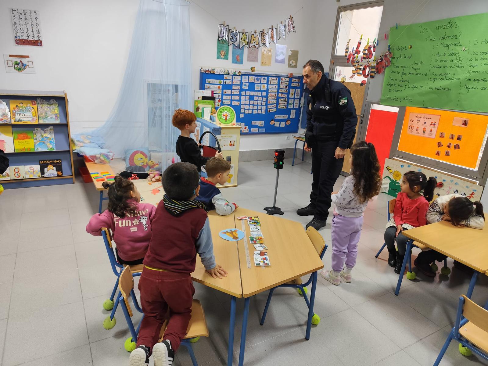 El Gabinete de Educación Vial de la Policía Local de Mojácar, ha desarrollado durante los últimos días unas jornadas de educación vial dirigidas a los alumnos de Educación Infantil y Primaria del CEIP Bartolomé Flores
